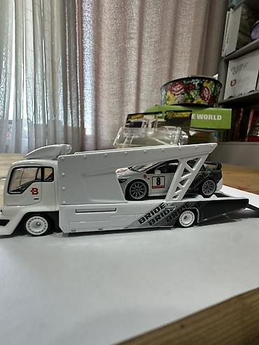 Модели автомобилей: HotWheels Premium Kousoku Hauler и Honda Civic Type R 1:64 масштаб — 4