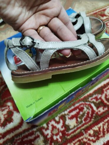 13 лет: Продаю стильные кожаные босоножки на девочку 27 размер производства