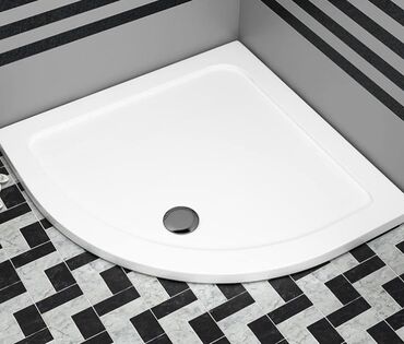 Душевые насадки, лейки: Ağ rəngdə, kvadrat künclü və qövsvari ön tərəfli duş tavası. Sağ