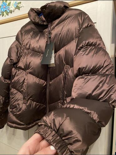 диван 4000: Куртка женская короткая модель размер 46-48, 2500 сом вместо 4000