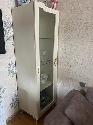 perla dolab: Şüşə vitrindən ibarət qab-vitrin dolabı - Rəng: krem/bej tonlarında - — 2