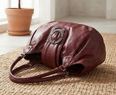 sat versace: Bordo ženska torba od meke kože, elegantnog zaobljenog oblika. Dve — 1
