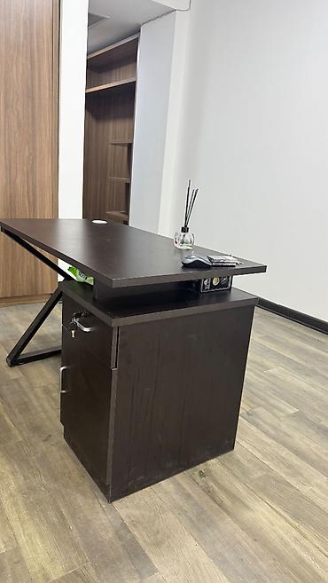 islenmis masa: İşlənmiş, İşçi üçün, Dördbucaq masa — 1