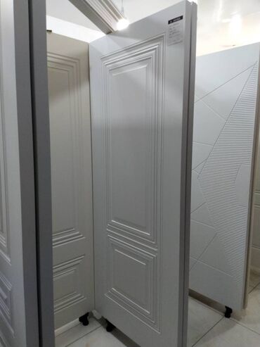 Giriş qapıları: Ağ rəngdə, düzbucaqlı şüşəli otaq qapısı. Qapının yuxarı hissəsində lalafo.az -da Giriş qapıları: Ağ rəngdə, düzbucaqlı şüşəli otaq qapısı. Qapının yuxarı hissəsində