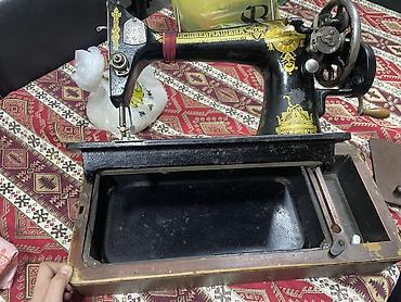 kiçik maşınlar: Mexaniki tikiş maşını – əl fırlatmalı, çuqun gövdəli klassik model — 6