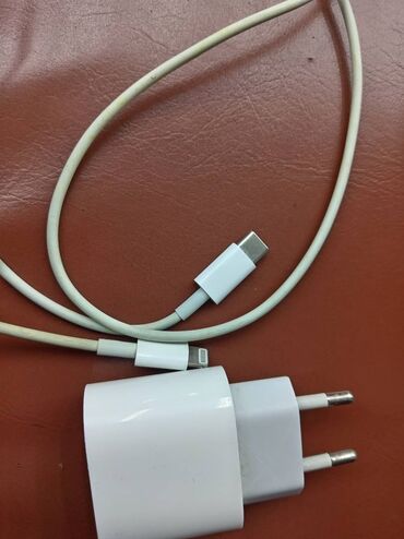 одни из нас: Adapter Apple