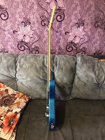 kitara: Elektrik gitara – mavi metalik rəngli, superstrat tipli korpus — 4