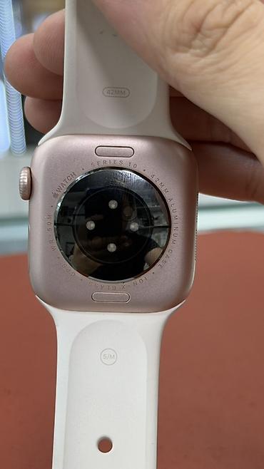 Apple Watch: Смарт‑часы Apple Watch (на корпусе маркировка: Series 10, алюминиевый — 2