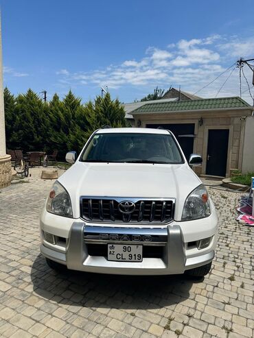 Toyota: Ağ rəngli Toyota Land Cruiser Prado yolsuzluq avtomobili, əla yollar