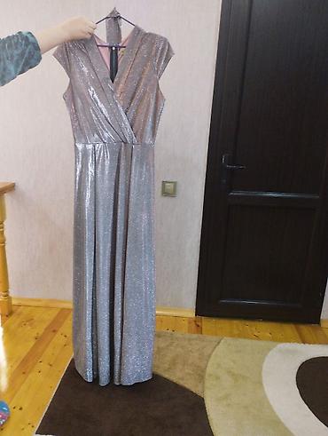 Gümüşü rəngdə, parıltılı uzun ziyafət donu. - Model: V-yaxalı, çarpaz