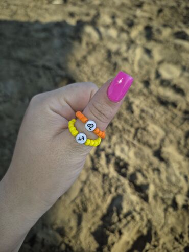 Üzüklər: Muncuqlu üzükler bürclerle cütü 1 manat,sadesi 0,50 qepik.her rengi — 11