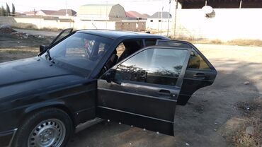 Mercedes-Benz: Mercedes-Benz 190 (W201): 1.8 l | 1990 il Sedan — 1