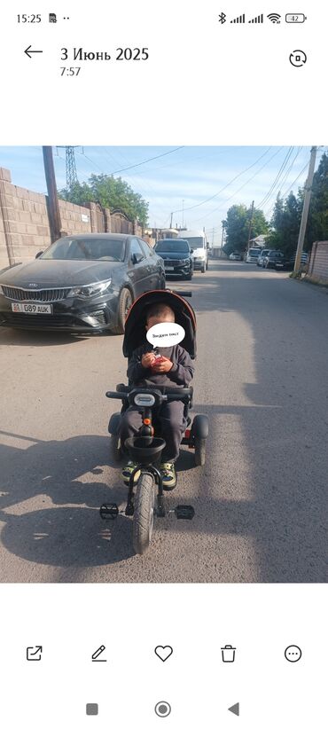 детское кресло в аренду: Удобный трехколесный велосипед-коляска черного цвета, предназначенный