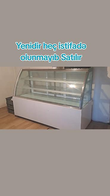 kolbasa soyuducu: Vitrin soyuducu – şirniyyat, desert, sendviç və içkilərin nümayişi — 1