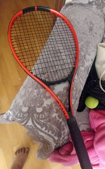 Əlcəklər: Oranj və qara rənglərdə olan bu tennis raketi, möhkəm çərçivəyə və sıx
