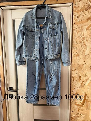 джинсы килот с принтом грязи: Джинсовый комплект: куртка и джинсы в светло-голубом оттенке — 1