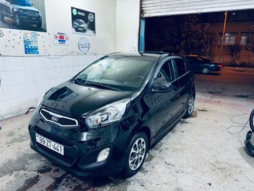 Kia: Kia Picanto, qara rəng, 5 qapılı hetçbek. Xüsusiyyətlər: - Kompakt — 4