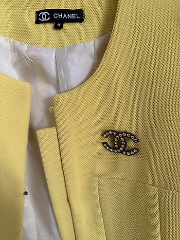 Qadın geyimləri: “CHANEL” brendinə aiddir. Orginaldır. 5 il əvvə 200 avroya almışam — 2