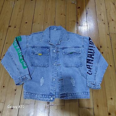 kurtkalar 2021: Unisex cins gödəkcə - Açıq mavi “washed” denim material - Ön hissədə — 1