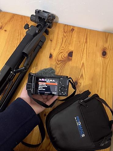 Фотоаппараты: Продам камеру Sony ZV E 10 цена: 45 000c вместе штативом (цена — 3