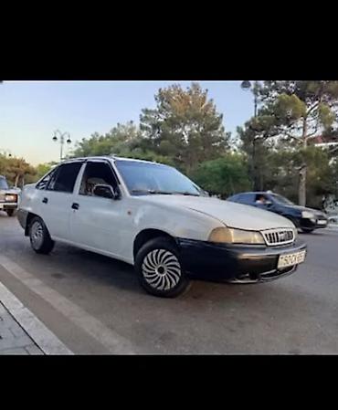 Daewoo: Daewoo Nexia sedan - Kuzov: 4 qapılı sedan, ağ rəng, qara bamper və — 8
