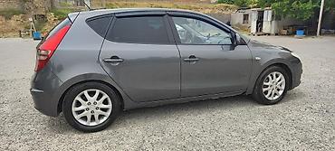 i30: Hyundai i30 hatchback, 5 qapı, tünd boz rəng. - Benzin mühərriki — 3
