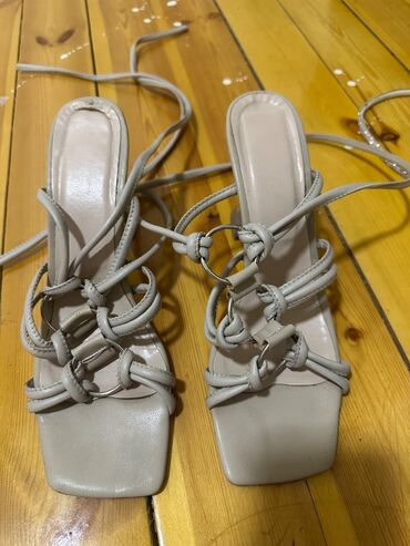 Çəkmələr: Ikinci el ayyaqabilar iclerinde tezeside var ve yumsaq oyuncaqlar — 3