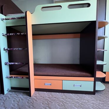 мебель из метала: Двухъярусная кровать. Состояние отличное. Очень качественная. Внизу