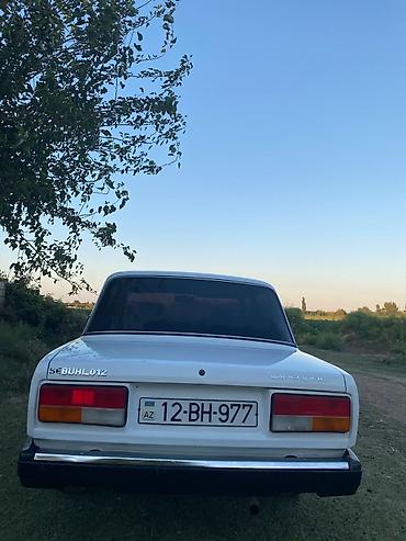 vaz on şuşə: VAZ 2107 “Jiquli” – sedan, ağ rəng.⁸ - Kuzov: 4 qapı, klassik künclü — 5