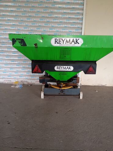 Motonəqliyyat: Reymak markalı yaşıl rəngli kənd təsərrüfatı səpici. Bu avadanlıq