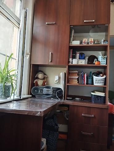 ofis dolablari: Künc iş masası və kitab rəfi olan modul mebel dəsti - Material: taxta — 2