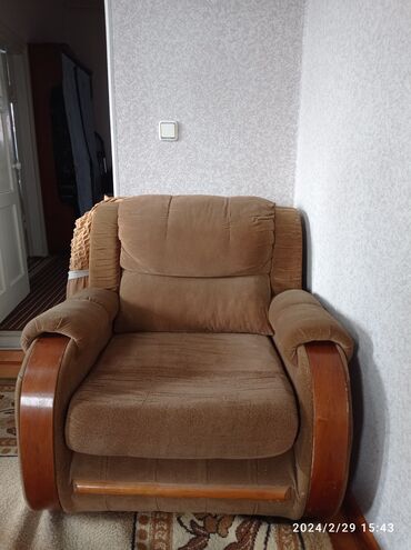 два кресла: Классическое кресло, Для зала, Б/у