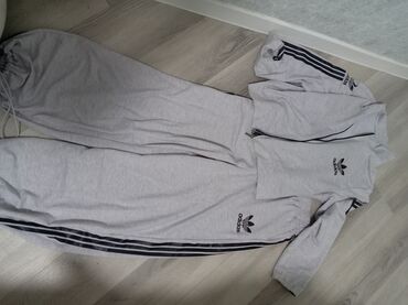 idman kəməri: Ağımtıl boz rəngdə Adidas idman kostyumu, gündəlik istifadə və ya