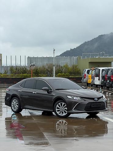 Транспорт: Toyota Camry: 2021 г., Гибрид, Седан — 5