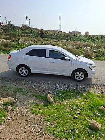 avto oturacaqlar: Ağ rəngli sedan avtomobil satılır. - Kuzov: 4 qapılı sedan, ağ rəng — 7