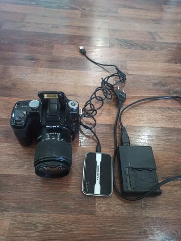 камера для пк с микрофоном: Цифровая фотокамера Sony Alpha, модель DSLR-A100, оснащенная