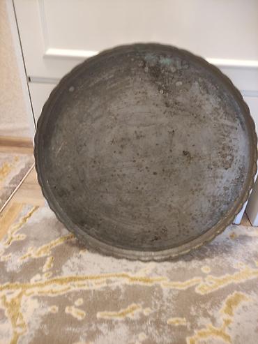 Məhsul: Böyük ölçülü metal sini (mis/qalay alaşımlı görünüş) Təsvir
