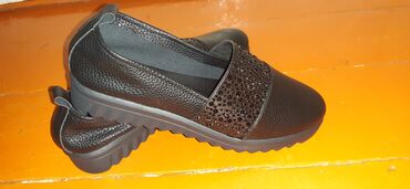 9 объявлений | lalafo.kg: Женская обувь Абсолютно новые Размер: 37 Производство: Китай Цена 700