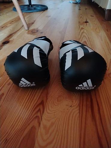 ful face kask: Adidas boks əlcəkləri – qara/ağ dizayn - Brend: Adidas (loqo və üç — 3