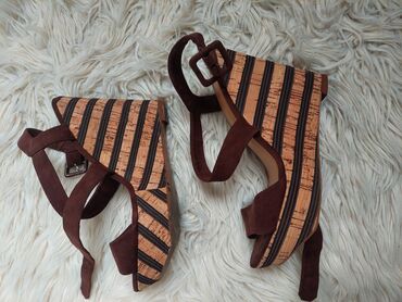 Basanoşka və səndəllər: Bershka, Ölçü: 38, rəng - Qəhvəyi, İşlənmiş