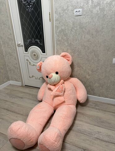 сколько стоит большой плюшевый медведь: 2 метра. Большой плюшевый медведь нежно-розового цвета. Медведь
