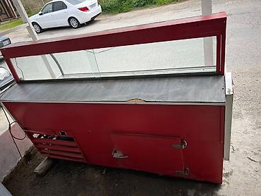 modul tipli ev: Qırmızı rəngli soyuducu vitrin satılır. Market, ərzaq dükanı, qəssab — 3