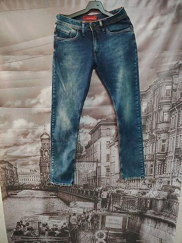 Muške farmerke u plavom denimu sa efektnim izbledelim detaljima na