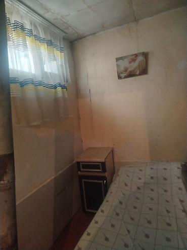 комната аренда: Kirayə üçün sadə, mebellə təchiz olunmuş otaq Təsvir: - 1 otaq: 1 — 6