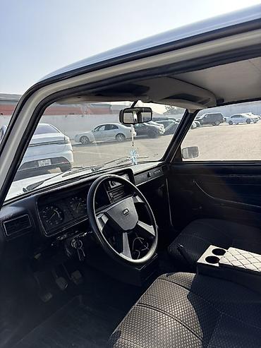 2107 oturacaqlar: Lada 2107, ağ rəng, sedan kuzov. Xarici: - Xrom ön barmaqlıq, kvadrat — 4