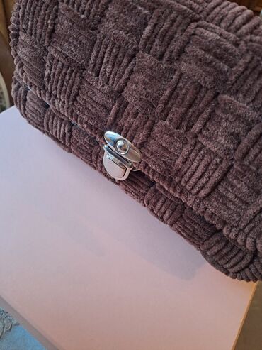 Çantalar: Hər ikisi əl işidi. Qəhvəyi rənglidə astar var, ağ rəngdə olanda — 4