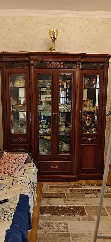 Qonaq otağı üçün klassik üslubda vitrinli servant / qab dolabı. Tünd