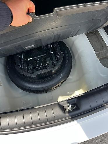 hyundai accent 2012: Hyundai Accent sedan – ağ rəng, 4 qapı, AZ nömrə nişanı. Şəhər üçün — 7
