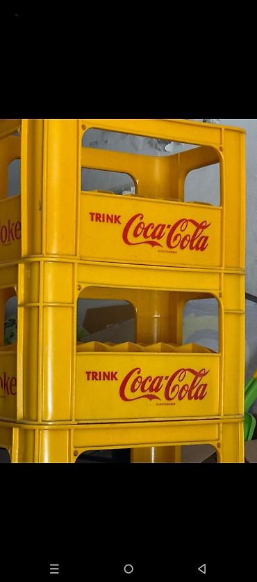 Контейнеры: Məhsul: Sarı “Coca‑Cola” içki yeşikləri Təsvir: - Brend yazısı — 1