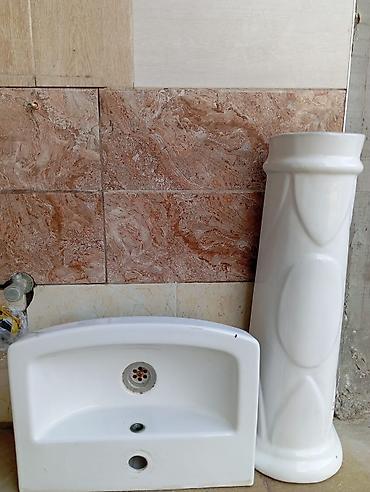 tülpan çanaq: Hamam otağı üçün ağ rəngli keramik pedestal lavabo dəsti. Dəstə — 1